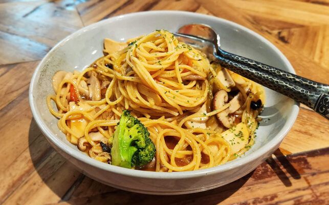 金色三麥蔬食推薦：家庭聚餐與素食者的美味新選擇餐廳。葷食餐廳提供蔬食餐點