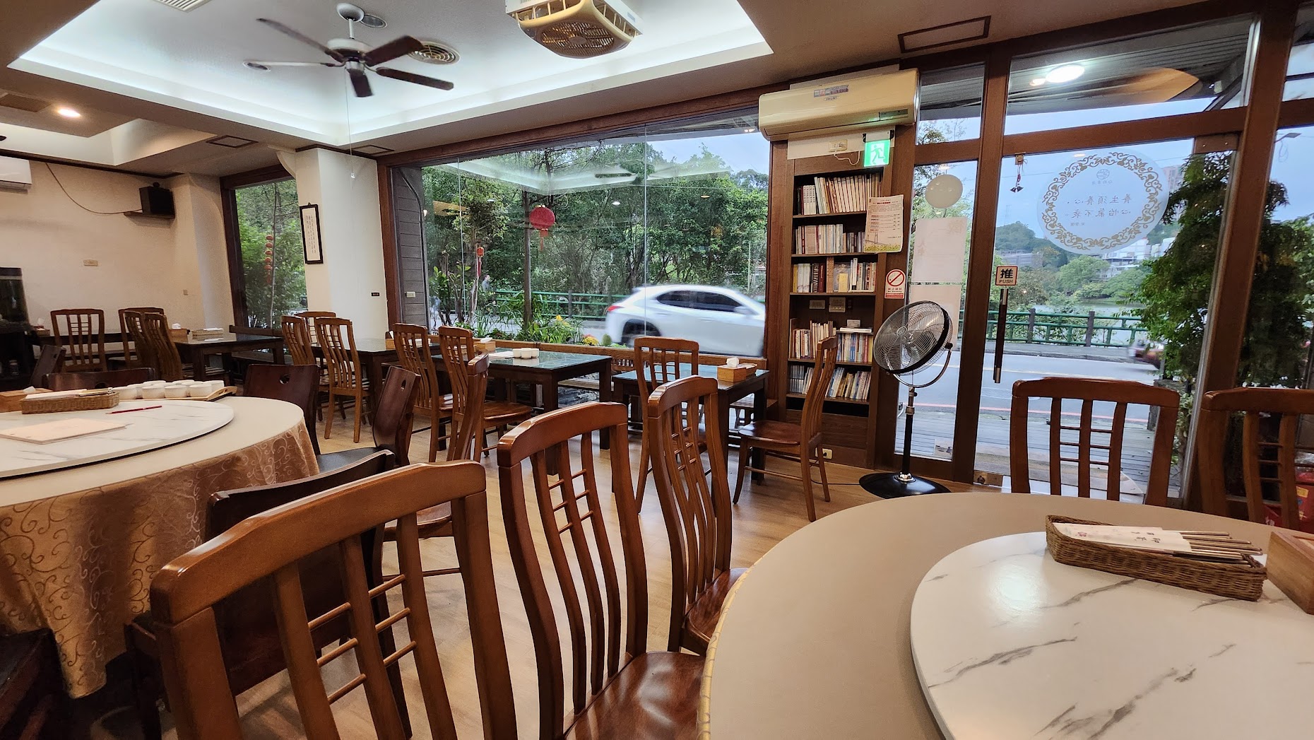 2026 汐止蔬食首選|心怡素食全攻略:從2人套餐到豪華合菜,飽覽湖光山色的用餐體驗