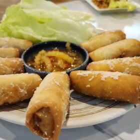 2026 汐止蔬食首選｜心怡素食全攻略：從2人套餐到豪華合菜，飽覽湖光山色的用餐體驗