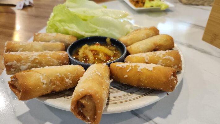 2026 汐止蔬食首選｜心怡素食全攻略：從2人套餐到豪華合菜，飽覽湖光山色的用餐體驗