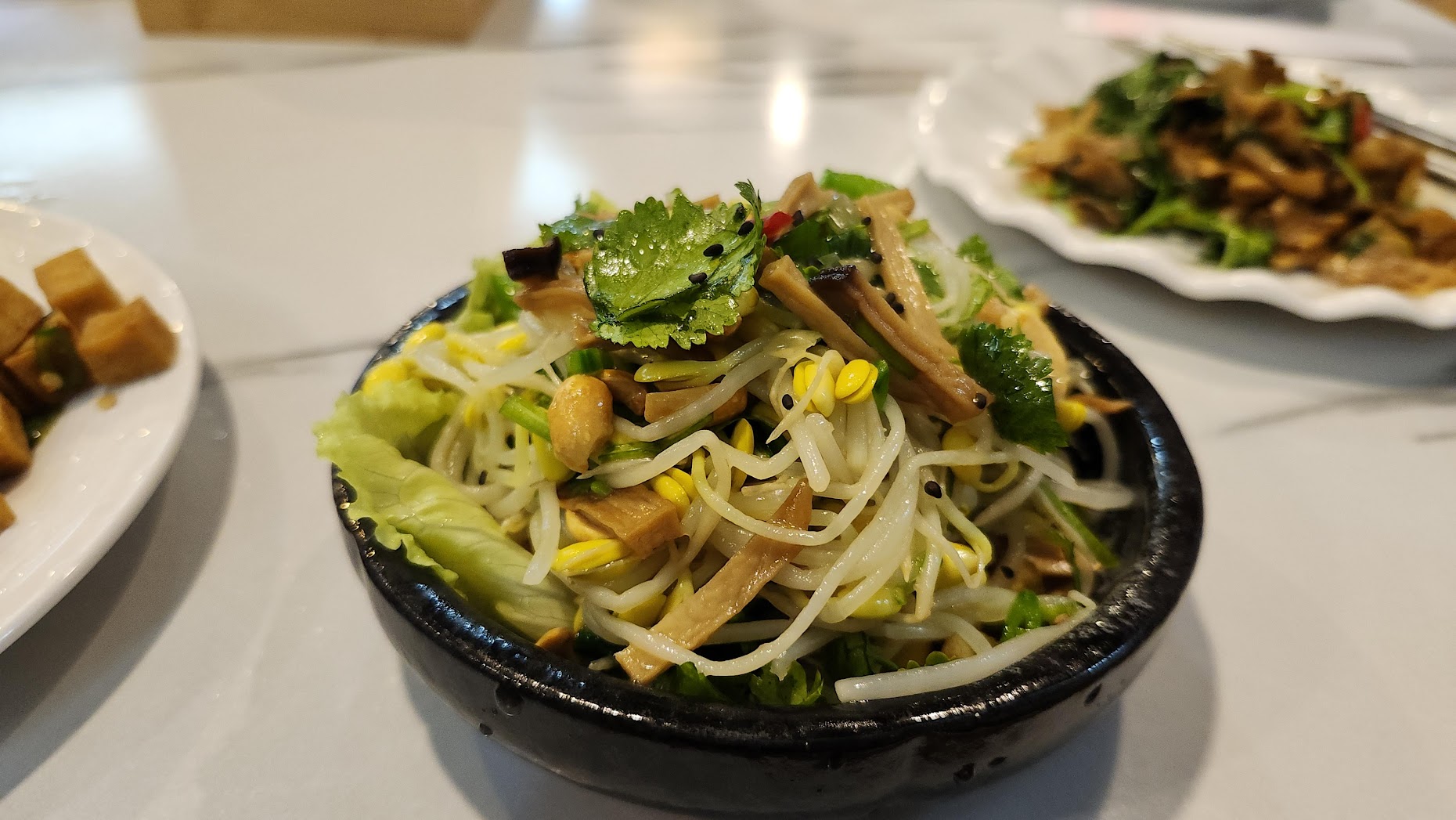 2026 汐止蔬食首選|心怡素食全攻略:從2人套餐到豪華合菜,飽覽湖光山色的用餐體驗