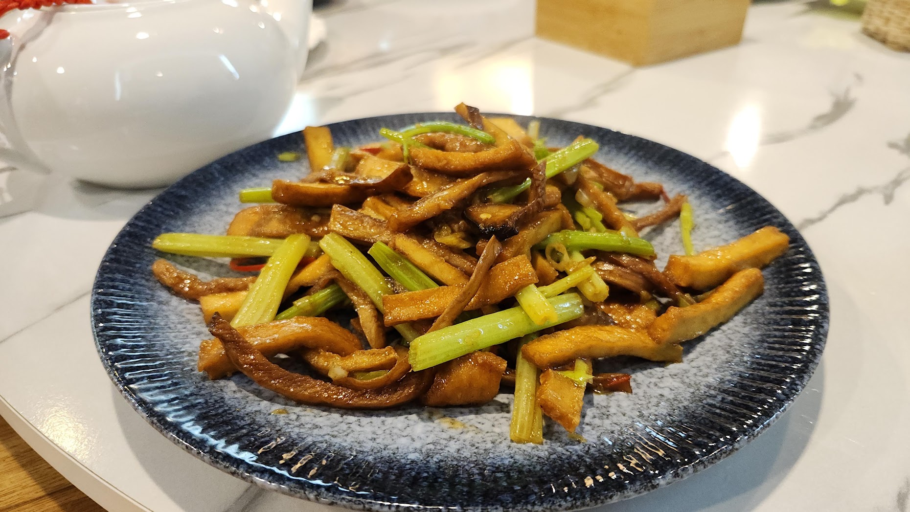 2026 汐止蔬食首選|心怡素食全攻略:從2人套餐到豪華合菜,飽覽湖光山色的用餐體驗