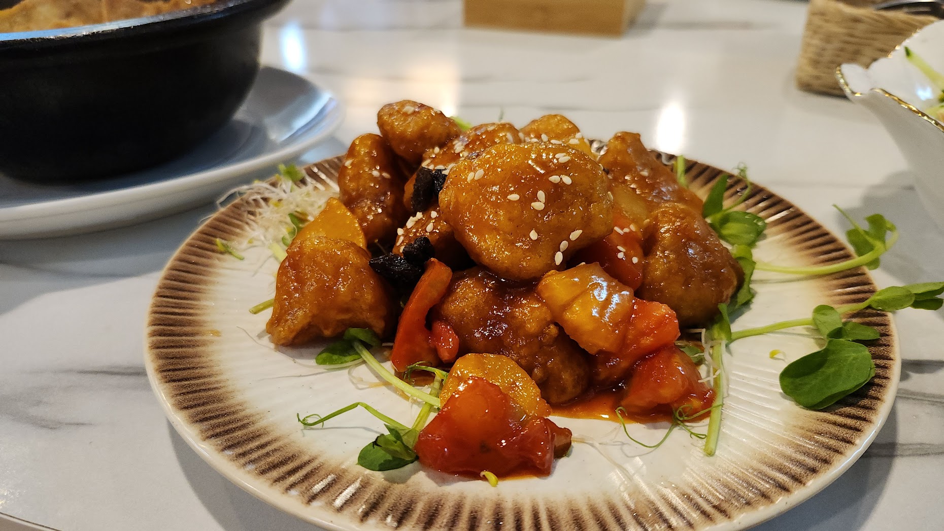 2026 汐止蔬食首選|心怡素食全攻略:從2人套餐到豪華合菜,飽覽湖光山色的用餐體驗