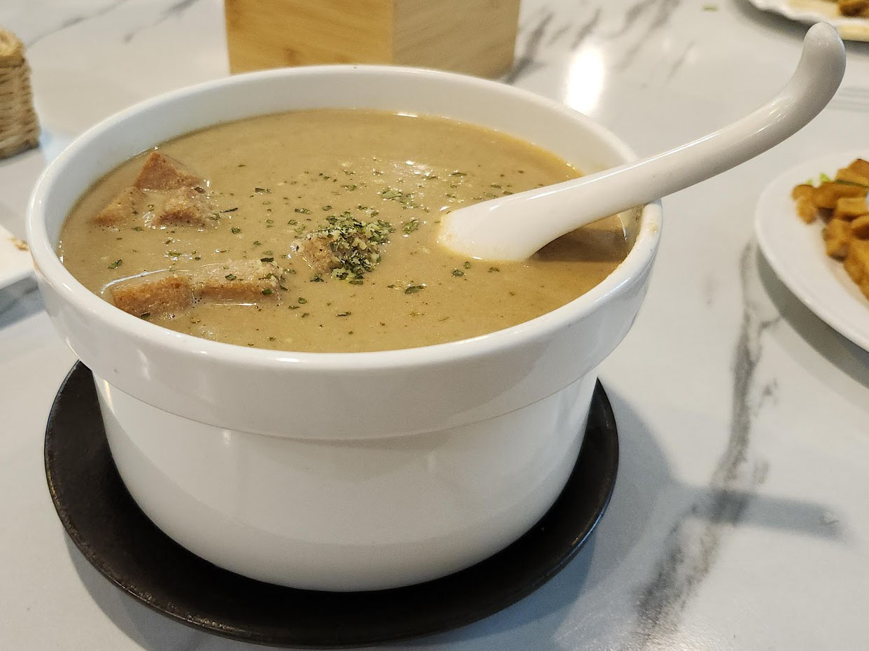 2026 汐止蔬食首選｜心怡素食全攻略：從2人套餐到豪華合菜，飽覽湖光山色的用餐體驗