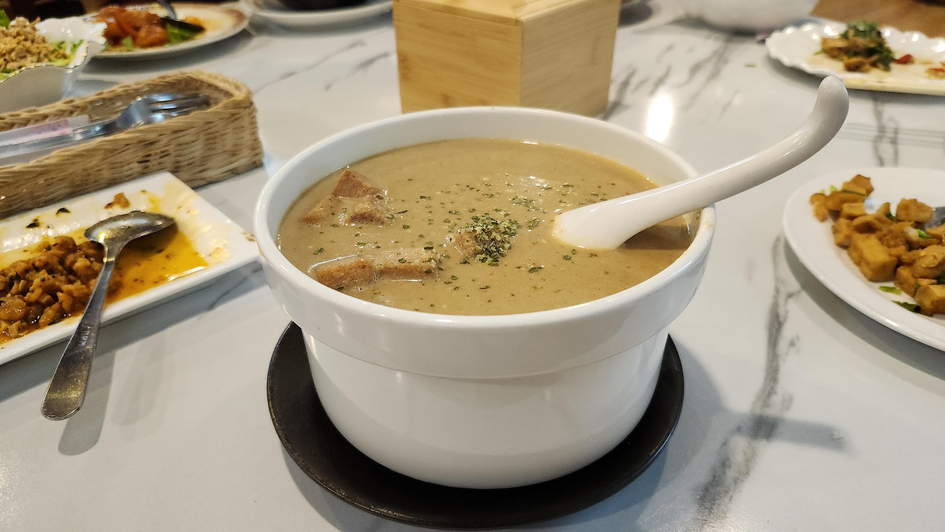 2026 汐止蔬食首選|心怡素食全攻略:從2人套餐到豪華合菜,飽覽湖光山色的用餐體驗